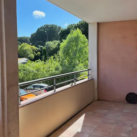 Spacieux Avec Terrasse Et Parking Prive *