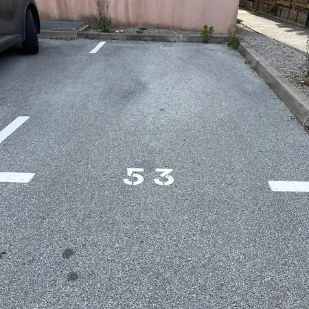 Spacieux Avec Terrasse Et Parking Prive *